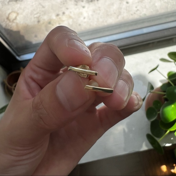 🚫SOLD🚫Mejuri Bar Studs Pair 14k Solid Gold (One back missing) - Picture 2 of 9